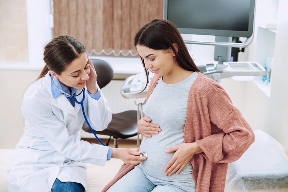 Female gynaecologist in Aundh Pune consulting patient for irregular periods
