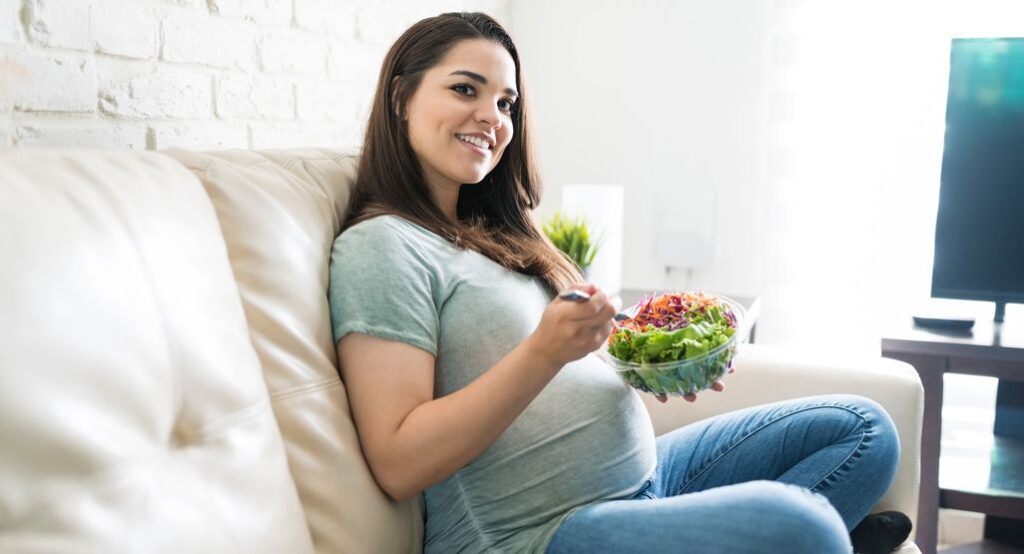 Pregnant woman consulting gynecologist for diet and lifestyle advice in Pune